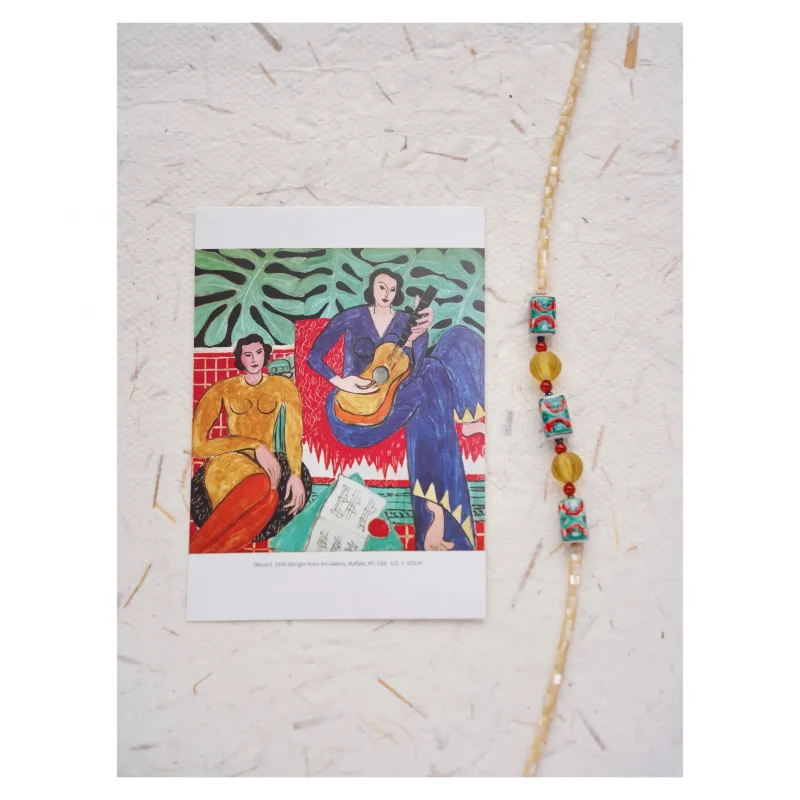 Handcrafted ceramic bead necklace adds a vintage touch to your everyday commute outfit.