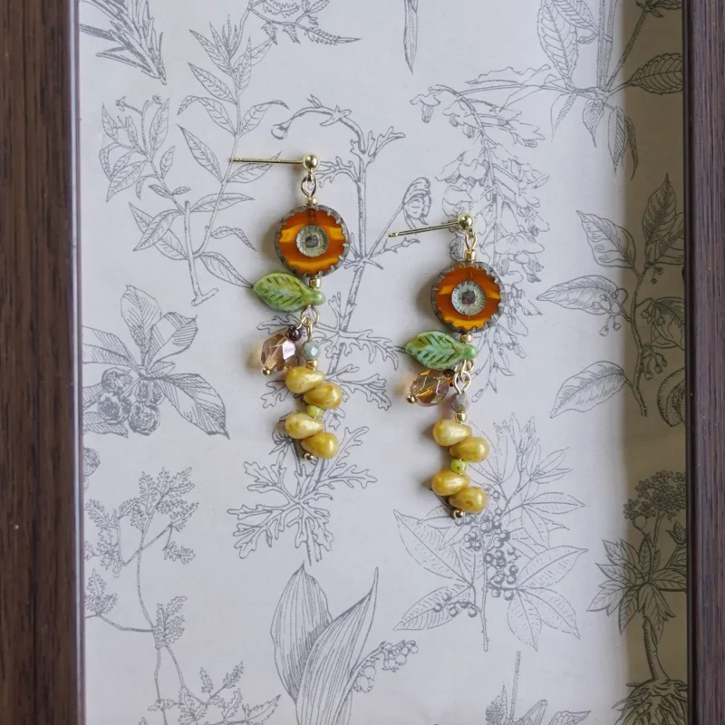 These handmade dangle earrings showcase a floral vintage design, perfect for adding elegance to your holiday look.