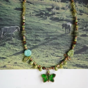 Handmade natural stone necklace with green tones, vintage style for playful outfits