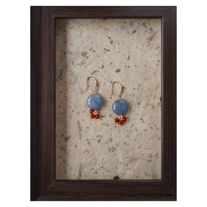 Handmade earrings feature red agate in a vintage Dunhuang-inspired design, blending tradition with elegance.