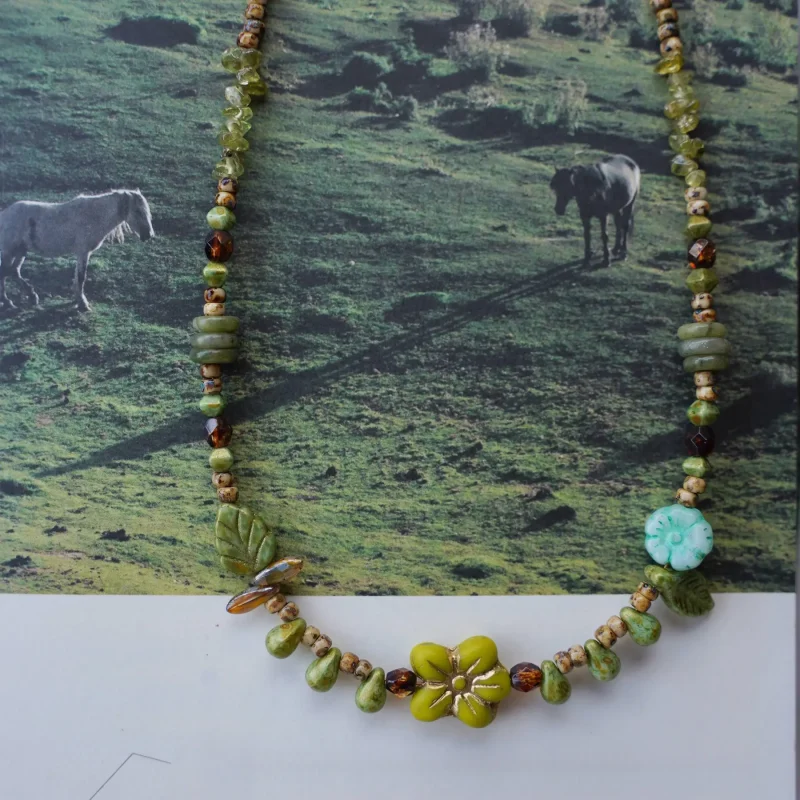 Retro-style Czech bead pendant necklace adds charm to women’s holiday outfits