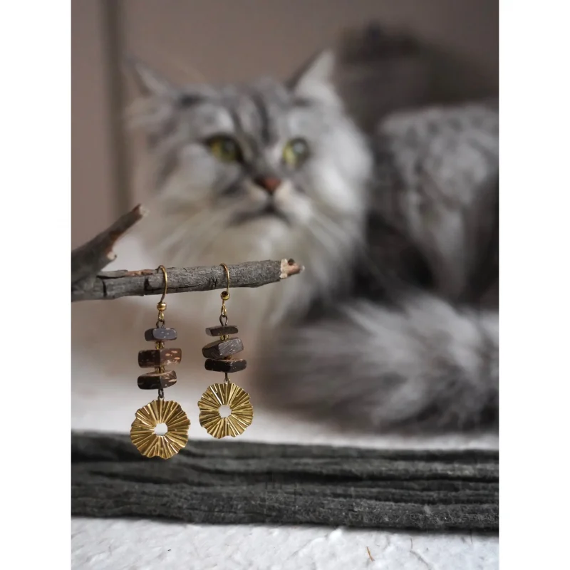 These vintage handmade pendant earrings feature brass details and offer a refined touch for everyday outings.
