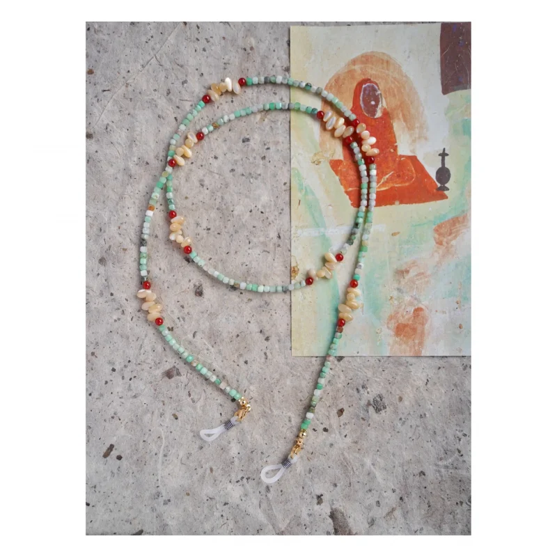 Elegant vintage sweater chain adorned with natural gemstones, designed to add a chic touch to any outfit, perfect for layering or as a statement piece.