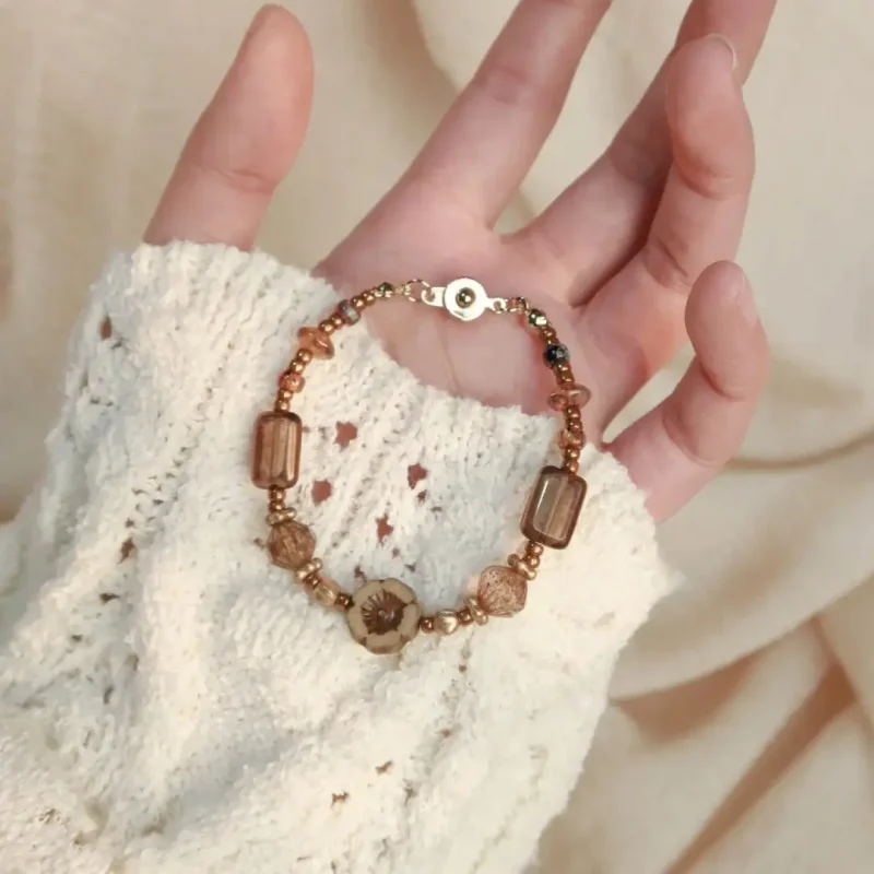 Handmade 40cm beaded bracelet combines vintage gemstones and artisanal detail for an elegant daily accessory.