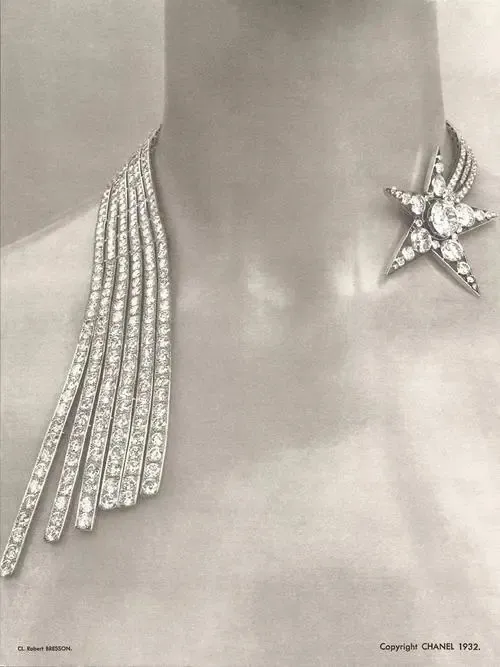 Illustration of a Chanel platinum diamond star necklace, featuring an elegant design with sparkling diamonds and a radiant star motif.