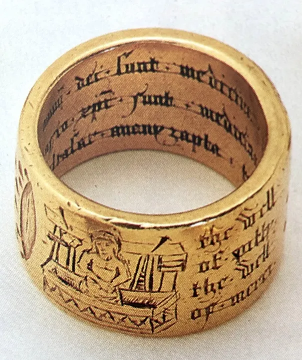 Gold ring engraved with totems, symbols, and mystical writings, inspired by Tarot designs, showcasing a vintage and protective style.