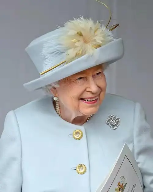 Illustration of Queen Mary wearing the heart-shaped diamond brooch, featuring the iconic Cullinan V diamond, showcasing royal elegance and timeless beauty.