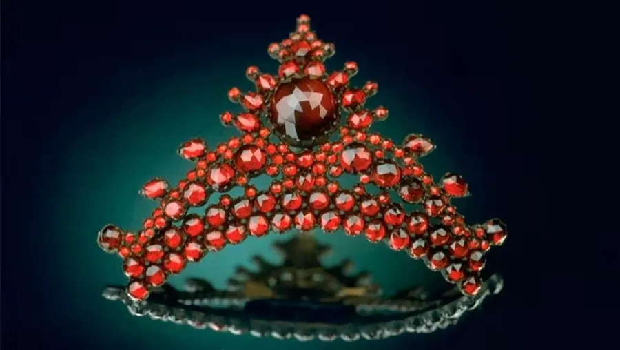 Illustration of red garnet jewelry, featuring elegant designs with garnet gemstones, symbolizing friendship, loyalty, and confidence.