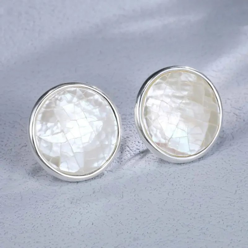 Sterling silver pearl earrings highlight minimalist elegance and offer hypoallergenic comfort for daily wear.