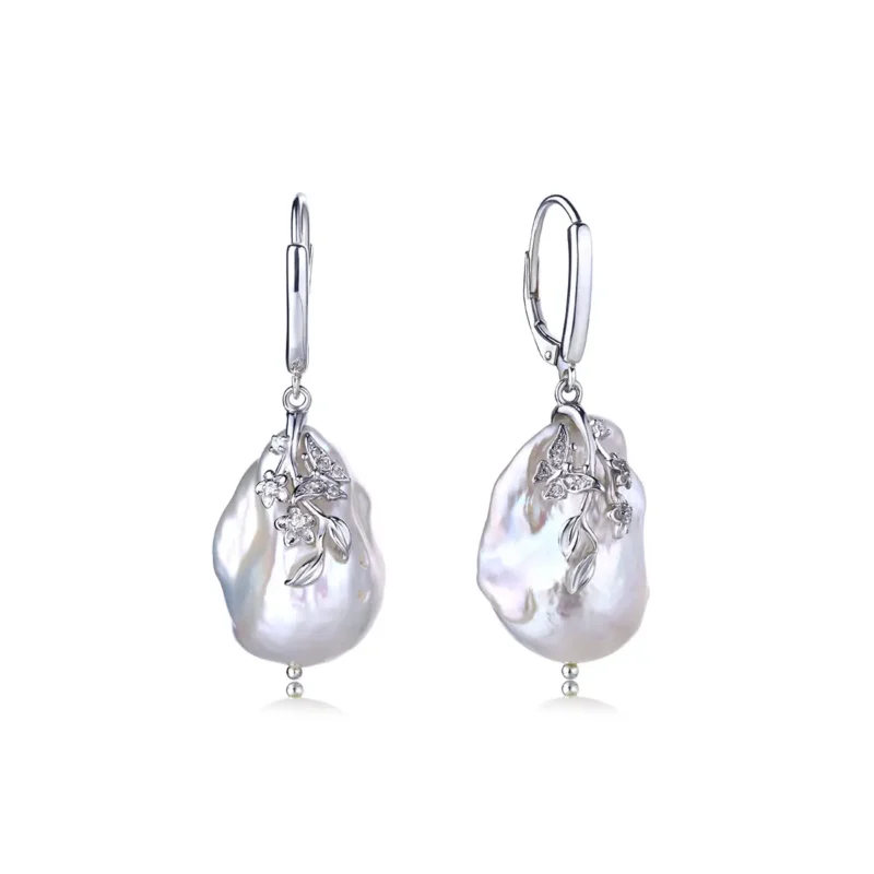 925 silver filigree enhances the timeless elegance of these vintage-style pearl earrings.