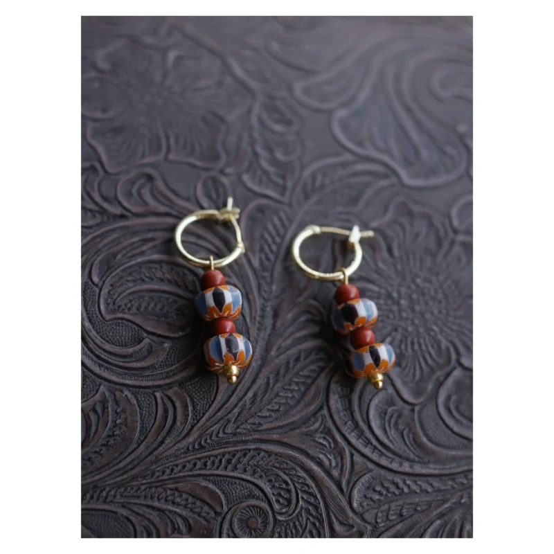 Handmade beaded earrings with vintage glass beads offer a simple and refined style, handcrafted for everyday elegance and versatile wear.