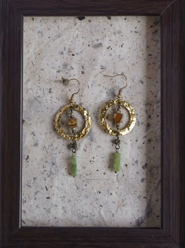 Lightweight 7cm pendant earrings, showcasing elegance and perfect for evening events and special occasions.