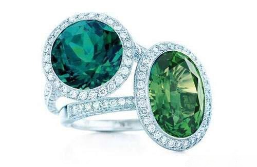 Comparison of an emerald ring and a tsavorite ring showing differences in green color and brilliance