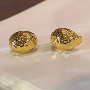 Gold-plated sterling silver earrings with a hand-hammered surface that shines in everyday style.