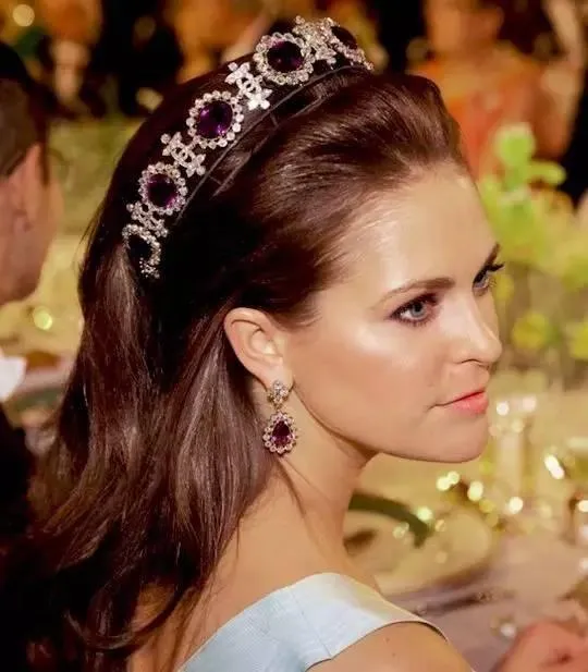 A photograph of Princess Josephine of Sweden wearing an amethyst crown and matching earrings at the 2012 Nobel Prize ceremony.