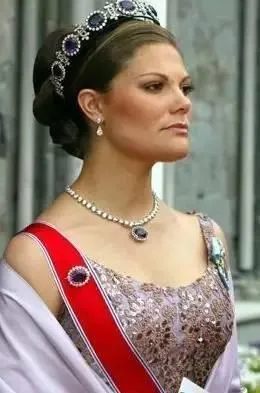  A portrait of Queen Mary II of England wearing her amethyst jewelry set.