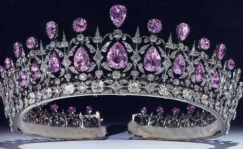 A photograph of a crown designed in the Art Deco style.