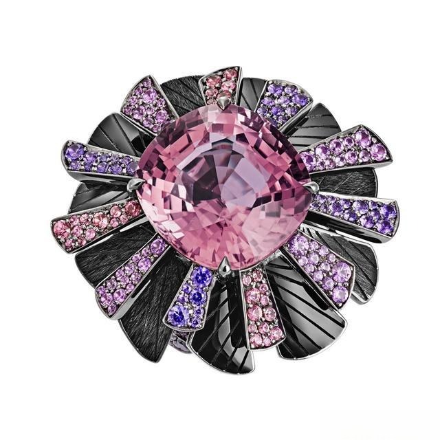 Lorenz Bäumer Rayonnement tourmaline and white gold ring, showing how pairing soft tones with vivid colors creates visual depth and harmony.