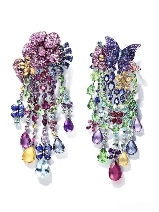 Chopard sapphire and white gold earrings featuring gemstones of varied sizes and cuts, arranged to create a colorful yet harmonious jewelry design.