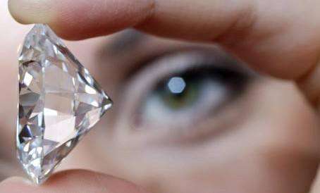Diamond observed with the naked eye, showing no cracks or inclusions