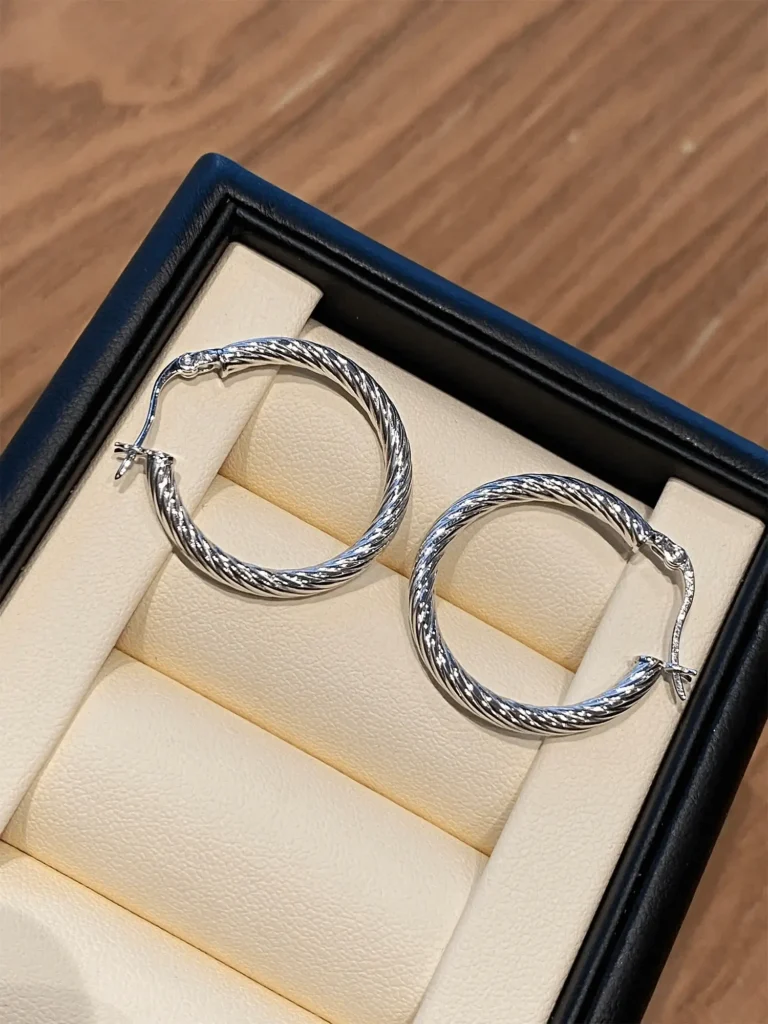 Elegant and classic hoop earrings, perfect for daily and commute wear.