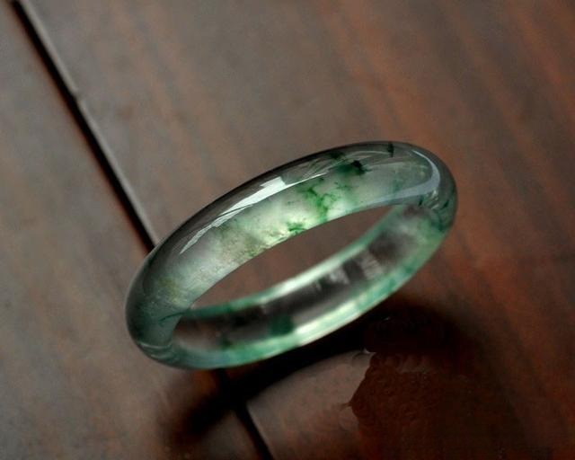 Peonyjewels jade bangle, showcasing dynamic color patterns and exquisite jadeite craftsmanship, highlighting the beauty of jadeite color foundation.