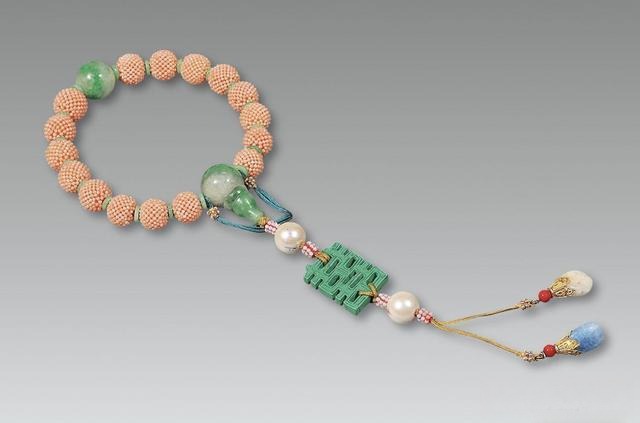 Jewelry featuring a harmonious combination of pink and green, illustrating how soft colors complement each other for an elegant and balanced look.

