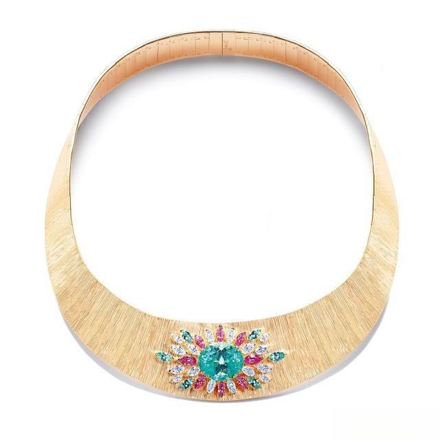 Sunny Side of Life Paraiba tourmaline and rose gold necklace by Piaget, illustrating the color proverb principle of pairing pure blue with green for an elegant and refined look.