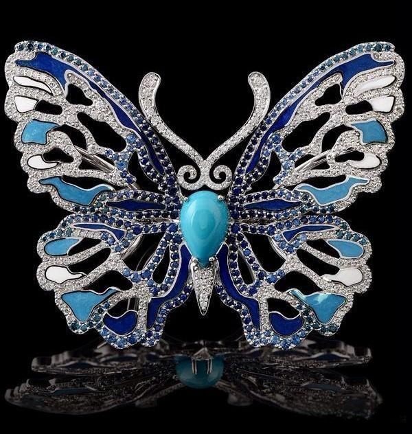 Turquoise and white gold brooch by Master Exclusive, perfectly illustrating the Chinese color proverb “Soft leans on hard, the color won’t dull.”