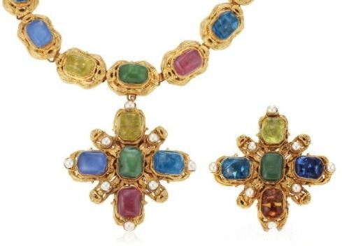 Late 20th century Chanel Gripoix glass imitation gemstones necklace and brooch set with faux pearls and gilt metal setting.
