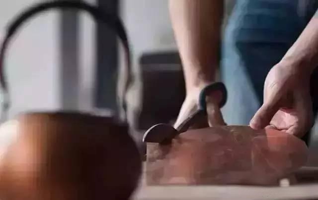 Gold sheet cut and hammered by artisan using traditional Gu Fa Gold techniques, showcasing handcrafted metalworking and classic goldsmith skills