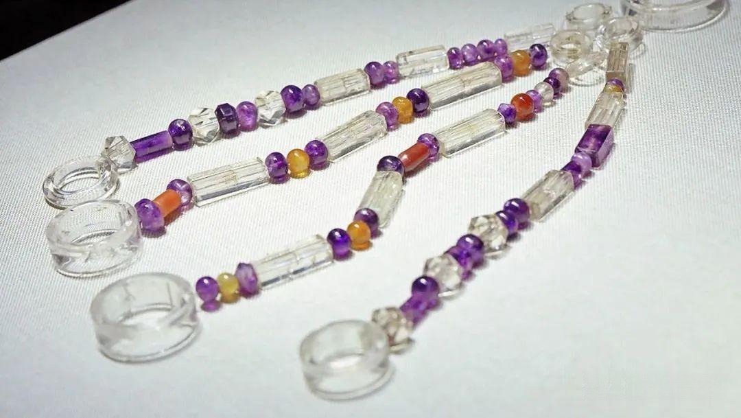 A crystal and agate pendant set crafted by artisans of the State of Qi, celebrating the pure and flawless transparency of crystal over intricate jade carvings.