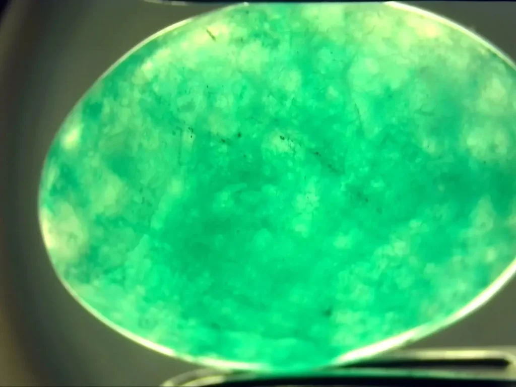 Dyed Quartz Under Magnification - Visible dye between grains, forming a "net-like" or "gourd fiber" pattern, with artificial, overly uniform color distribution.
