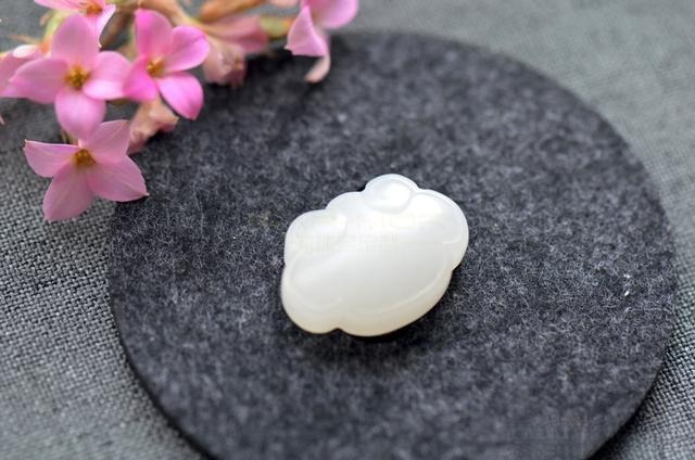 Flawless snow-white Hetian jade pendant, showcasing natural purity and elegant craftsmanship.