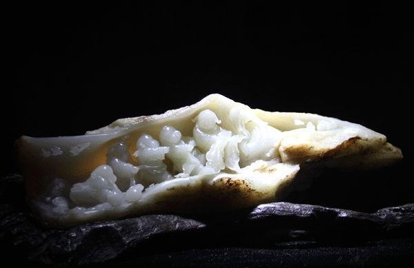 Hand-carved jade ornament showcasing the artist’s rich imagination, deep cultural insight, and exquisite aesthetic sensibility.