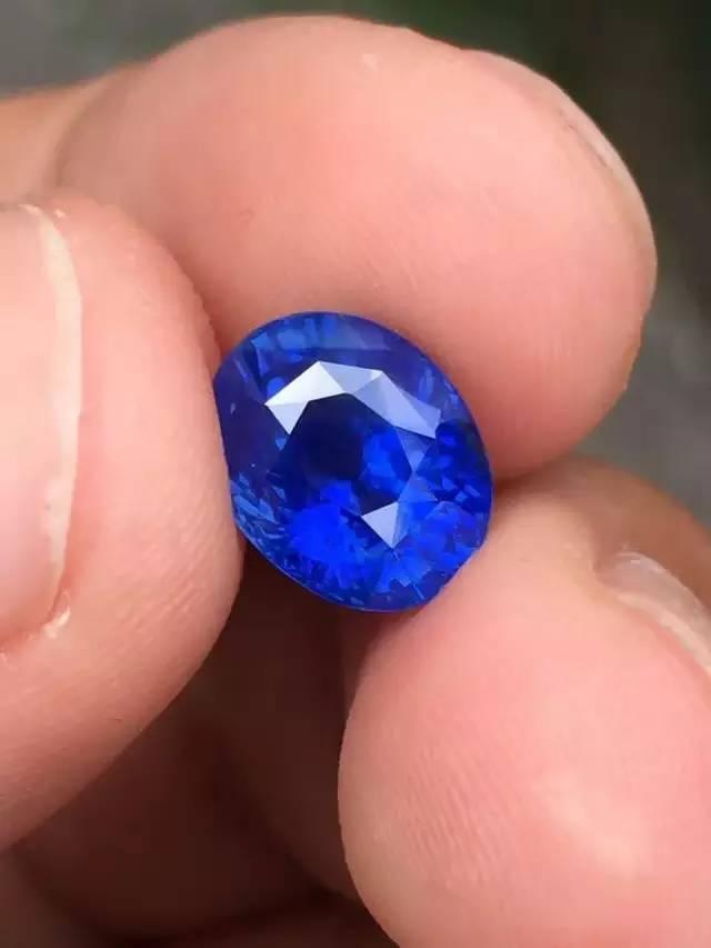 High-value Sri Lankan sapphire, representing the global benchmark price point compared to Chinese Shandong gemstones.