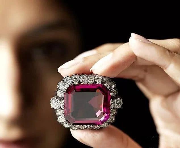 Hope Spinel showcased at the Bonhams London jewelry auction on September 24, 2015, captivating collectors worldwide.