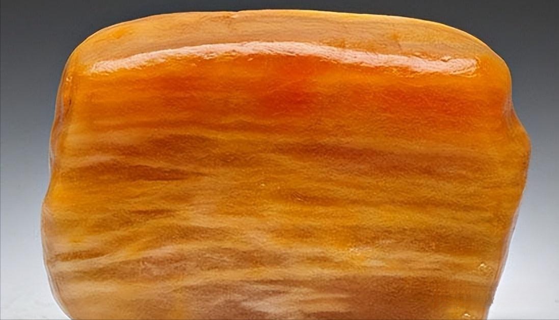 Magnified view of Jinsi Jade displaying the diagnostic 'radish silk pattern'.