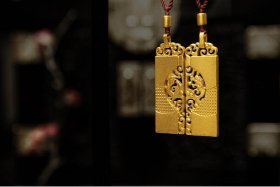 Laopu Gold pendant handcrafted using traditional Chinese Gu Fa techniques, featuring intricate textures and delicate design