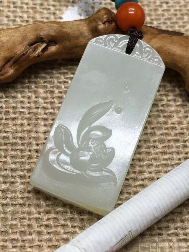Machine-carved lotus jade pendant that exactly matches the seller’s digital sample design, indicating it is likely mechanically produced.