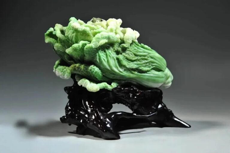 A Dushan Jade carving of a napa cabbage (Bai Cai), demonstrating the skilled use of the stone's white, green, and brown multi-colors (Qiao Se).