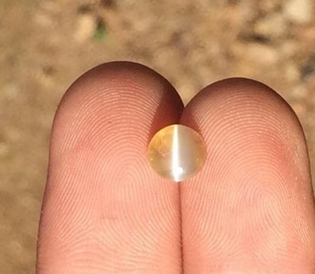 Natural chrysoberyl cat’s eye gemstone with strong glass-like luster and silky smooth surface