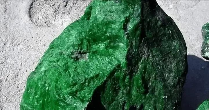 Peonyjewels Tie Long Sheng jadeite rough stone, chromium-rich jadeite mineral