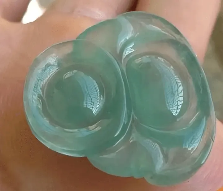 Jadeite Buddha pendant with one-cut back carving, creating a smooth, flat surface – Jadeite Buying Guide.