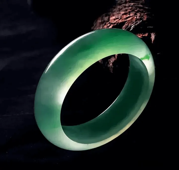 Old pit jadeite bangle from Peonyjewels with fine texture and high transparency
