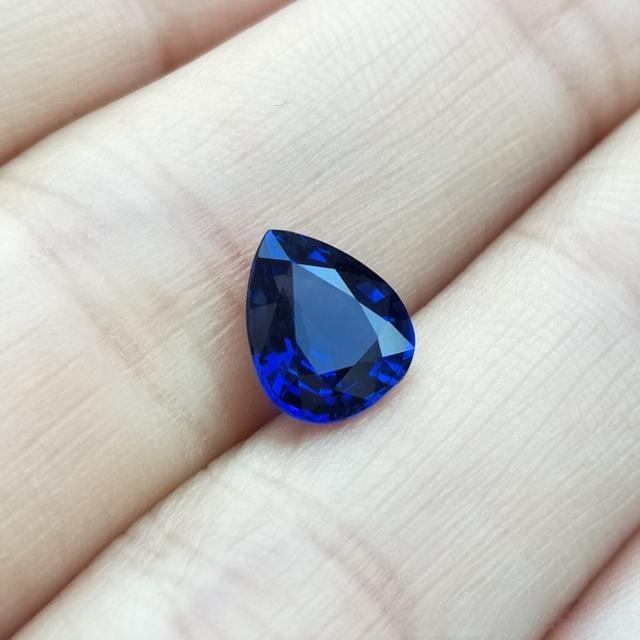 PeonyJewels' unheated Royal Blue pear-shaped sapphire from Sri Lanka, showcasing a high-value Ceylonese sapphire example.