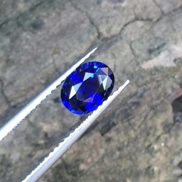 A flawless, expertly faceted Ceylon Sapphire highlighting the importance of 'Cut' in gemstone pricing, as discussed in this buying guide.