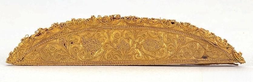 Tang Dynasty gold comb back featuring granulation technique, with tiny gold spheres meticulously soldered, showcasing intricate traditional craftsmanship