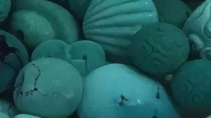 Low-density turquoise soaking in water to artificially enhance color and sheen, illustrating the temporary effect of adsorbed water.