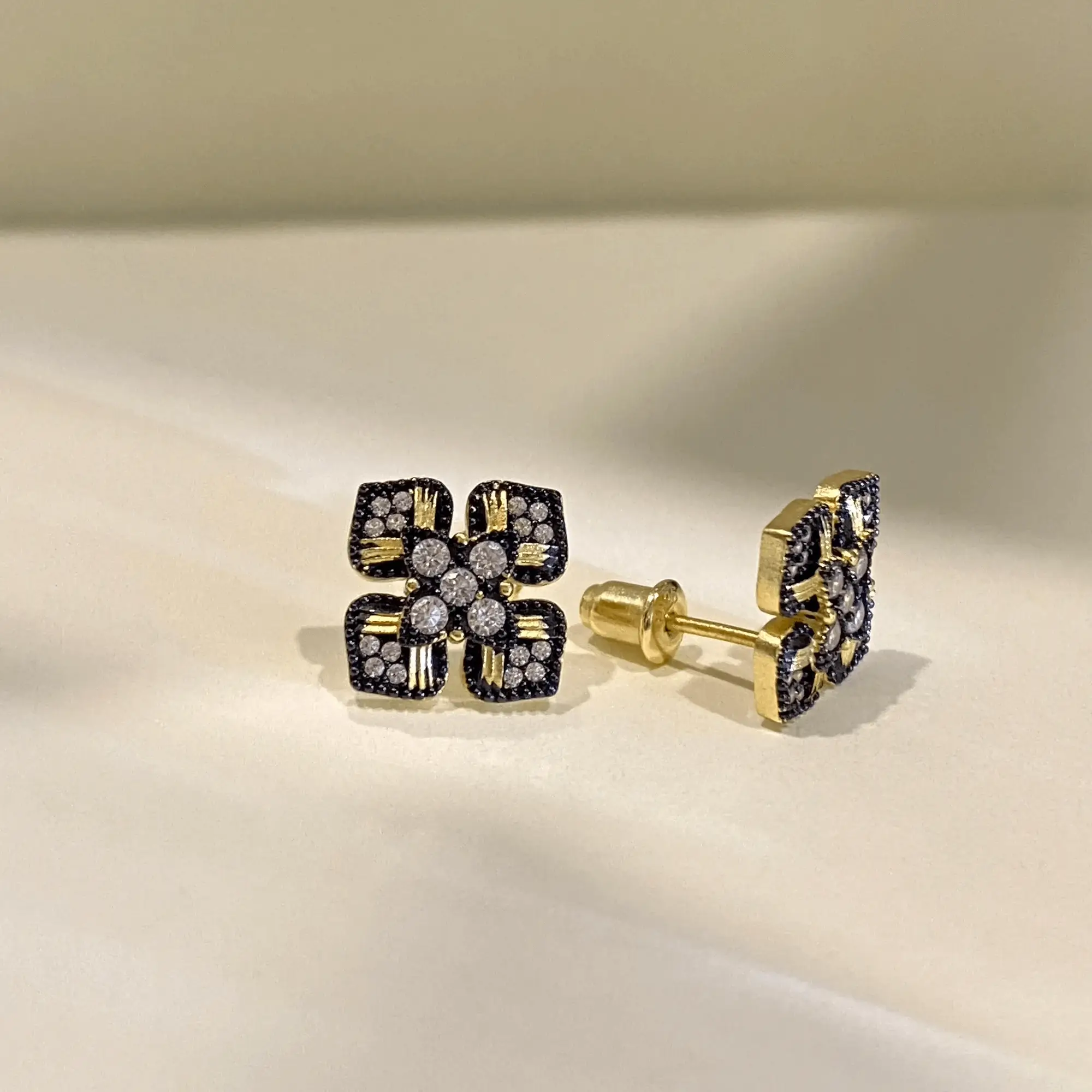 Vintage 925 silver stud earrings with a four-leaf clover design for versatile face shapes.